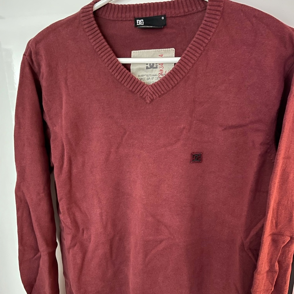 DC shoes V neck sweatshirt